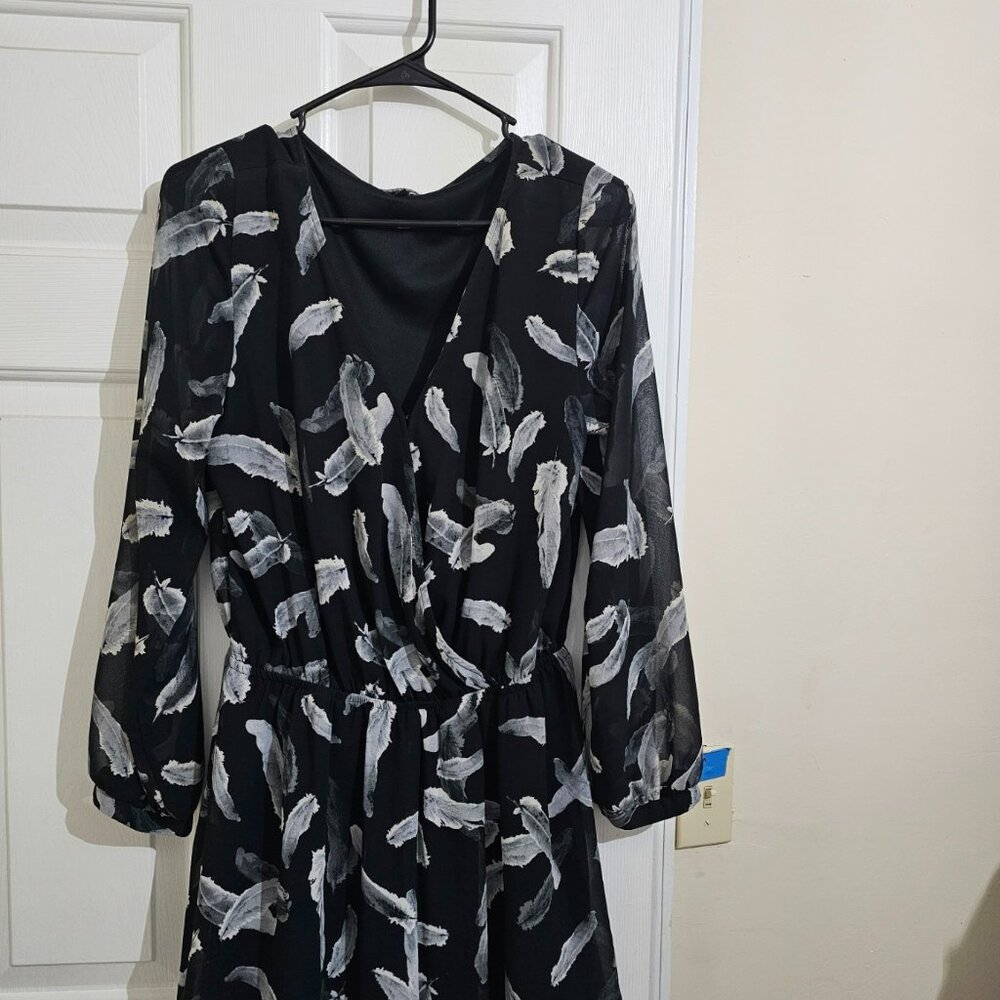 Express Black & White Abstract Print Dress – Long Sleeve, Cinched Waist